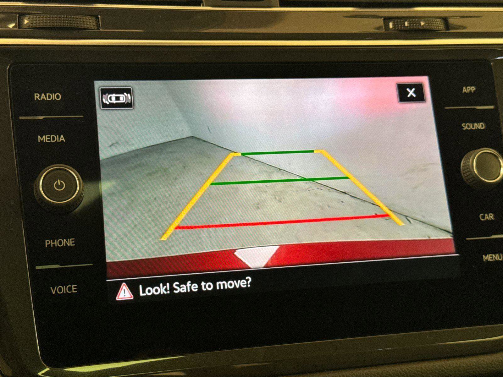 Used 2023 Volkswagen Tiguan SE w/ Panoramic Sunroof Package FWD image 18