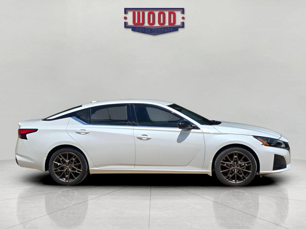 Used 2025 Nissan Altima 2.5 SR FWD image 2