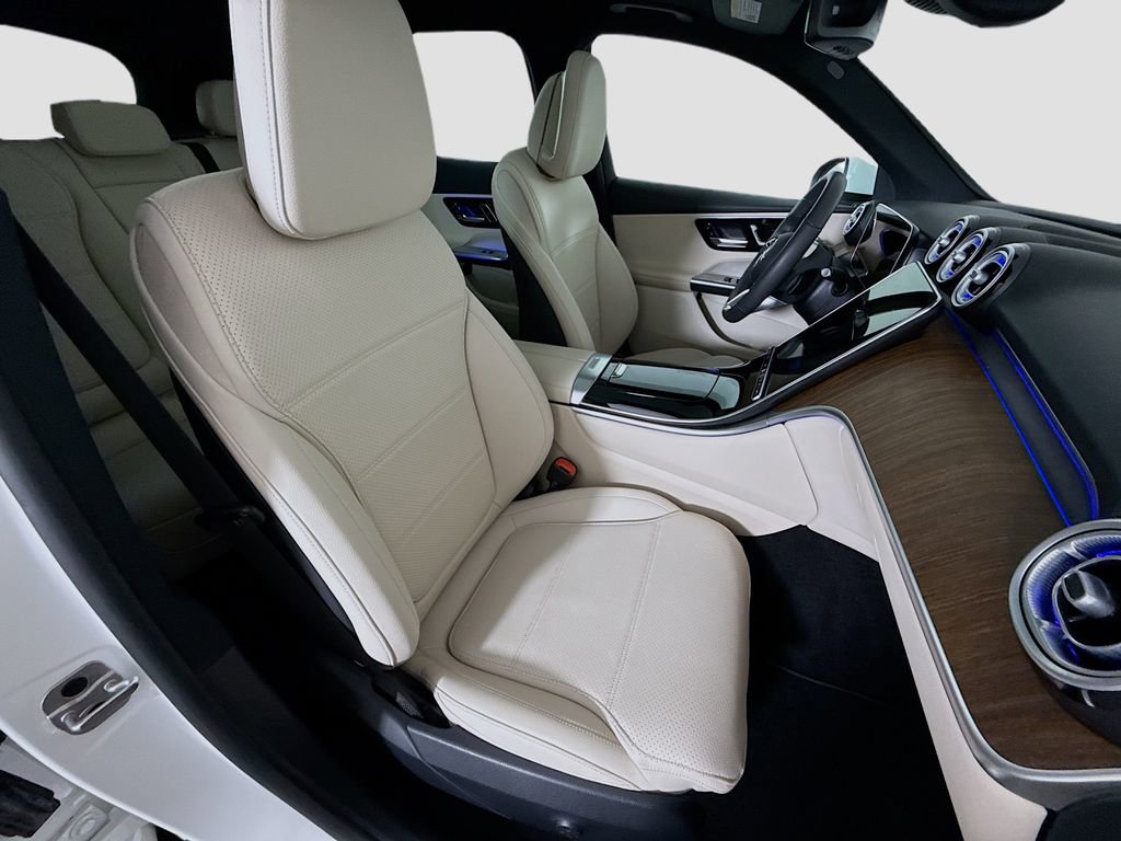 Used 2025 Mercedes-Benz GLC 300 4MATIC image 29