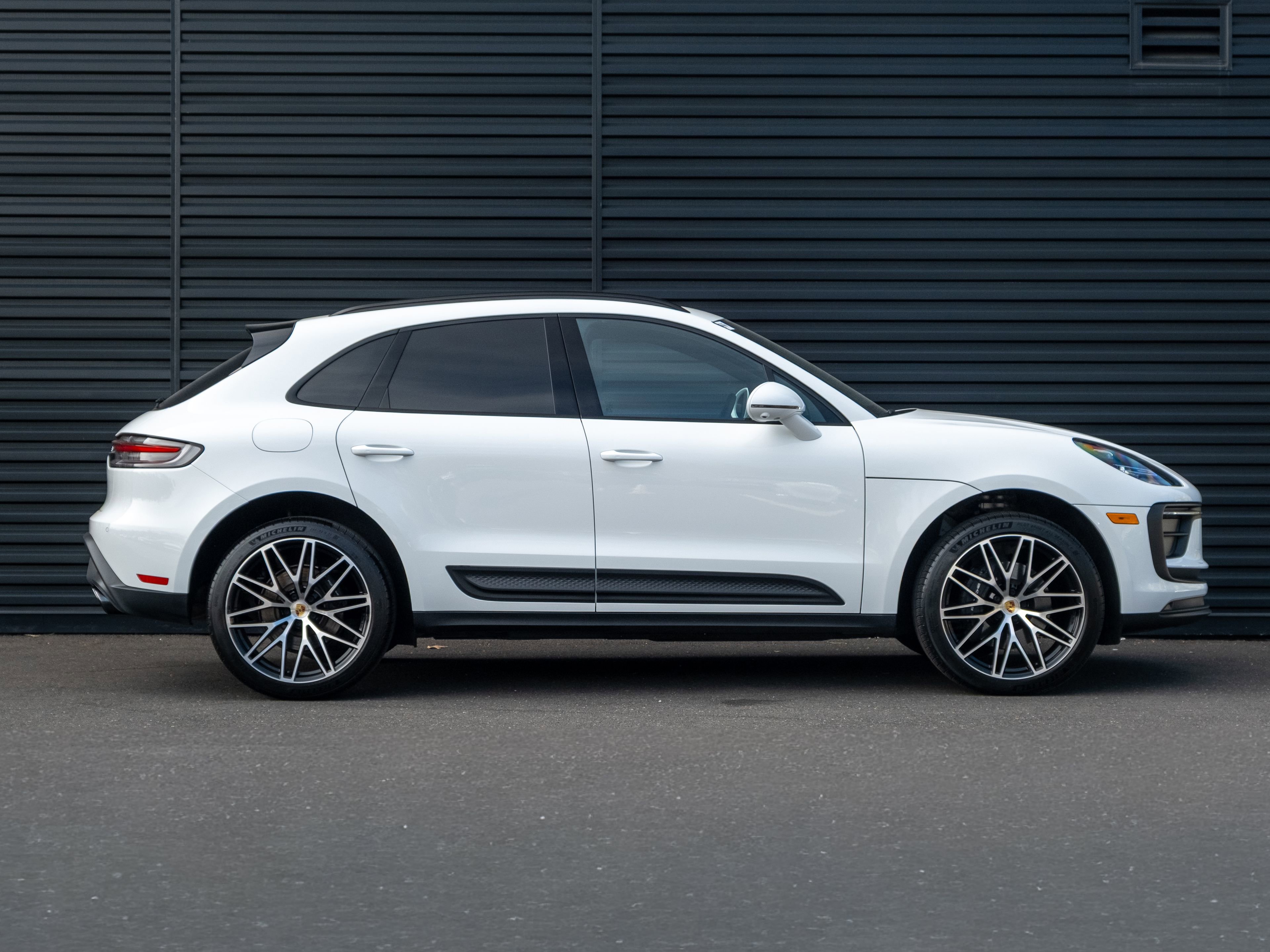 Certified 2026 Porsche Macan AWD/4WD image 9