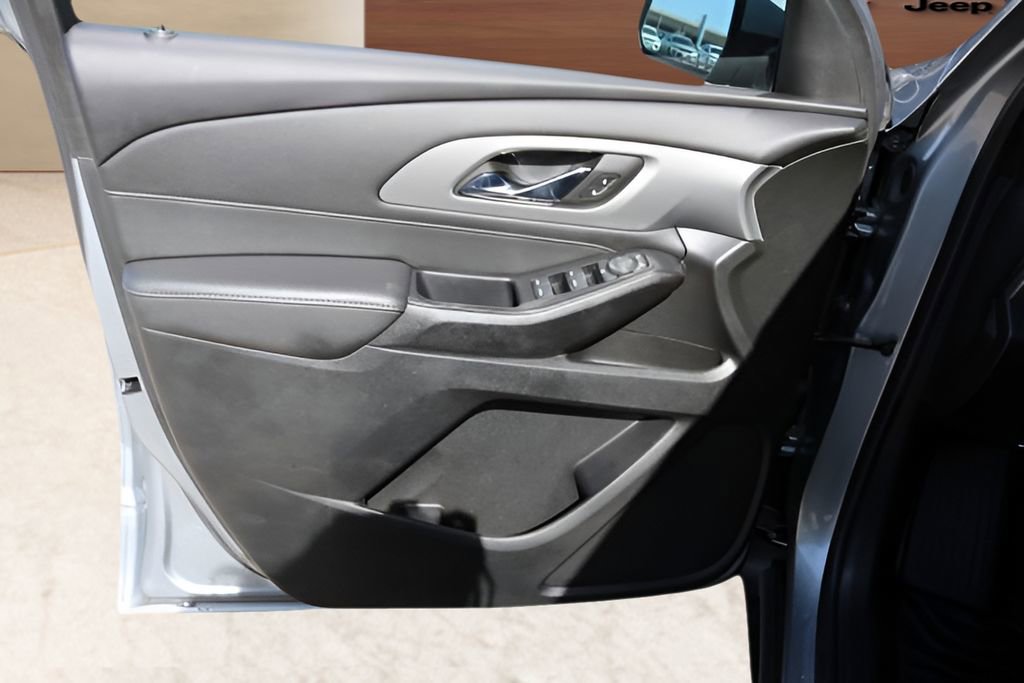 Used 2023 Chevrolet Traverse LT image 10