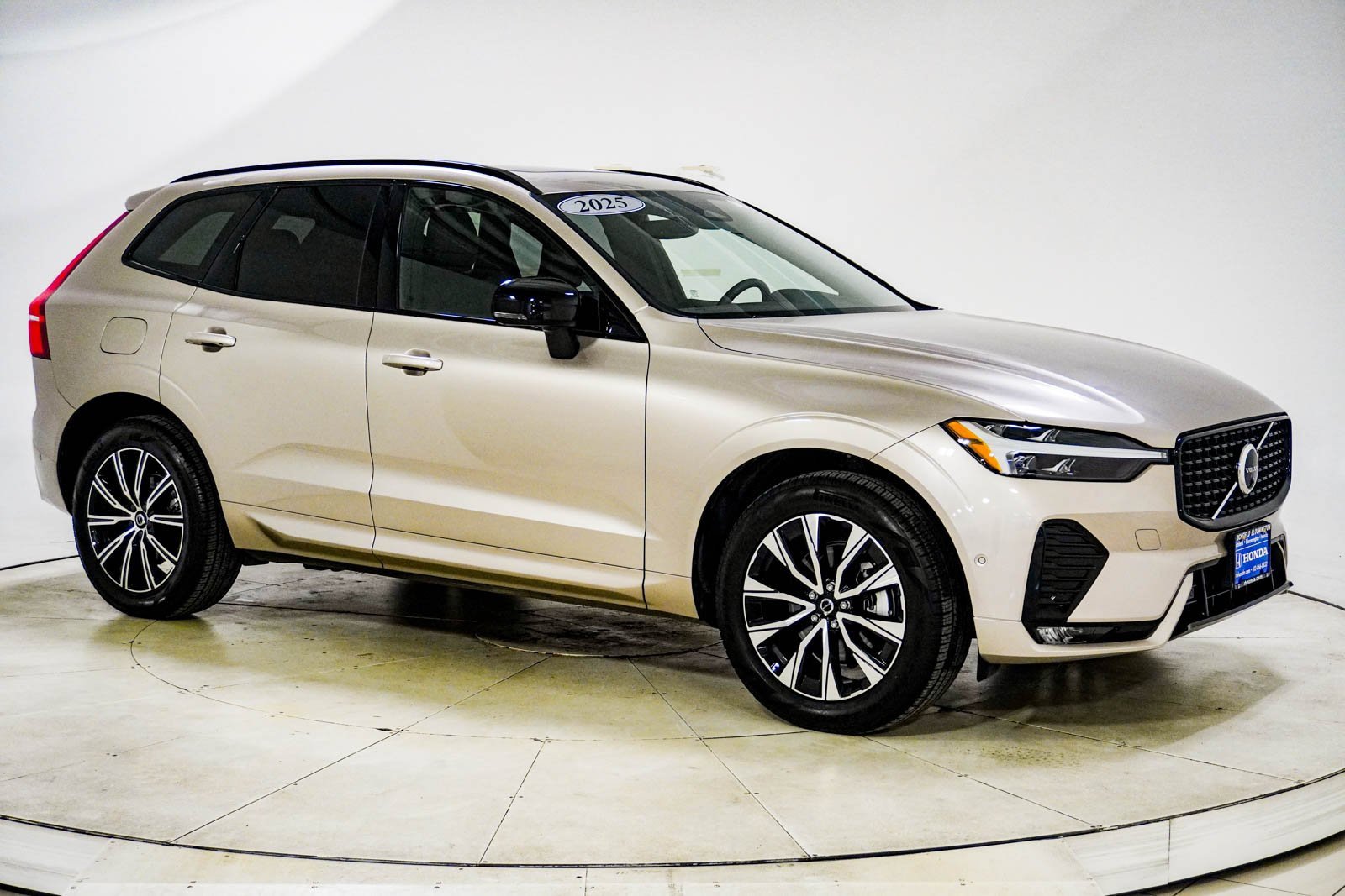 Used 2025 Volvo XC60 B5 Plus image 12