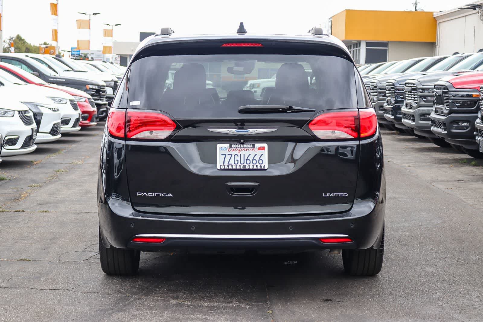 Used 2017 Chrysler Pacifica Limited FWD image 5
