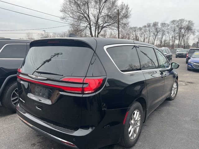 Used 2025 Chrysler Pacifica Select image 5