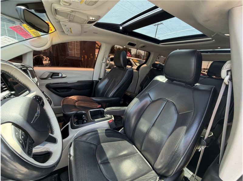 Used 2018 Chrysler Pacifica Limited FWD image 18