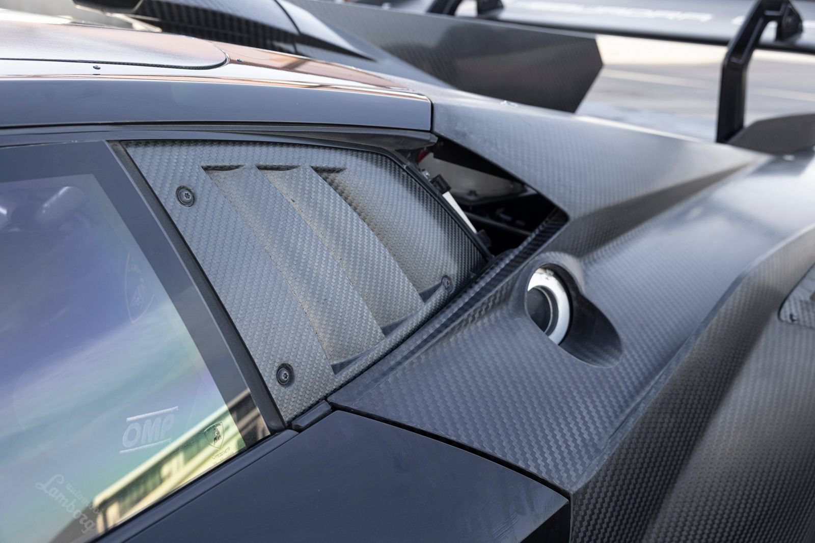 Used 2022 Lamborghini Huracan EVO RWD image 16