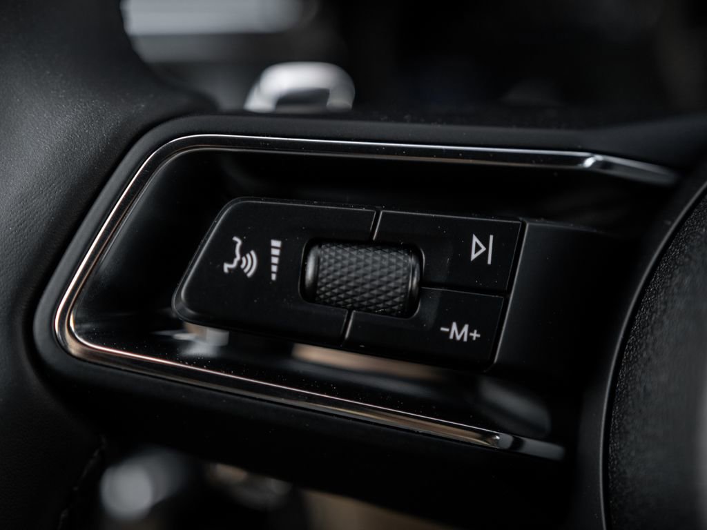 Certified 2025 Porsche Macan image 42