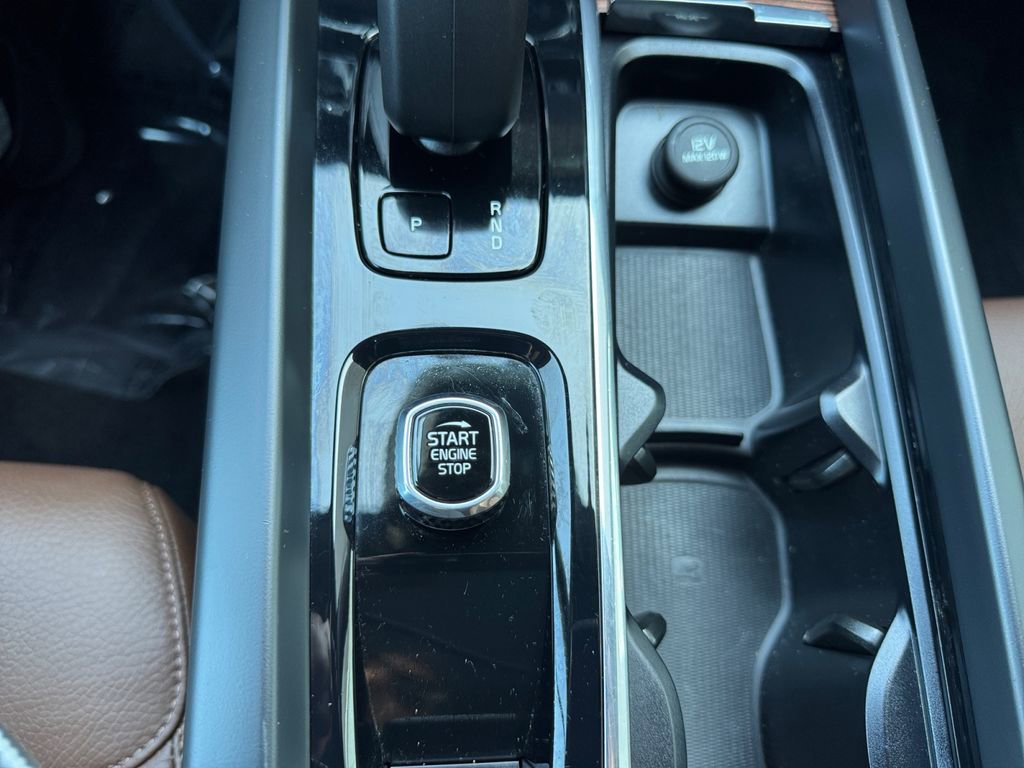 Certified 2023 Volvo XC60 B5 Plus AWD/4WD image 17