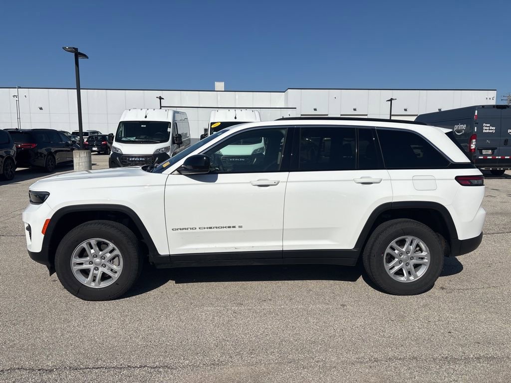 Used 2024 Jeep Grand Cherokee Laredo image 3