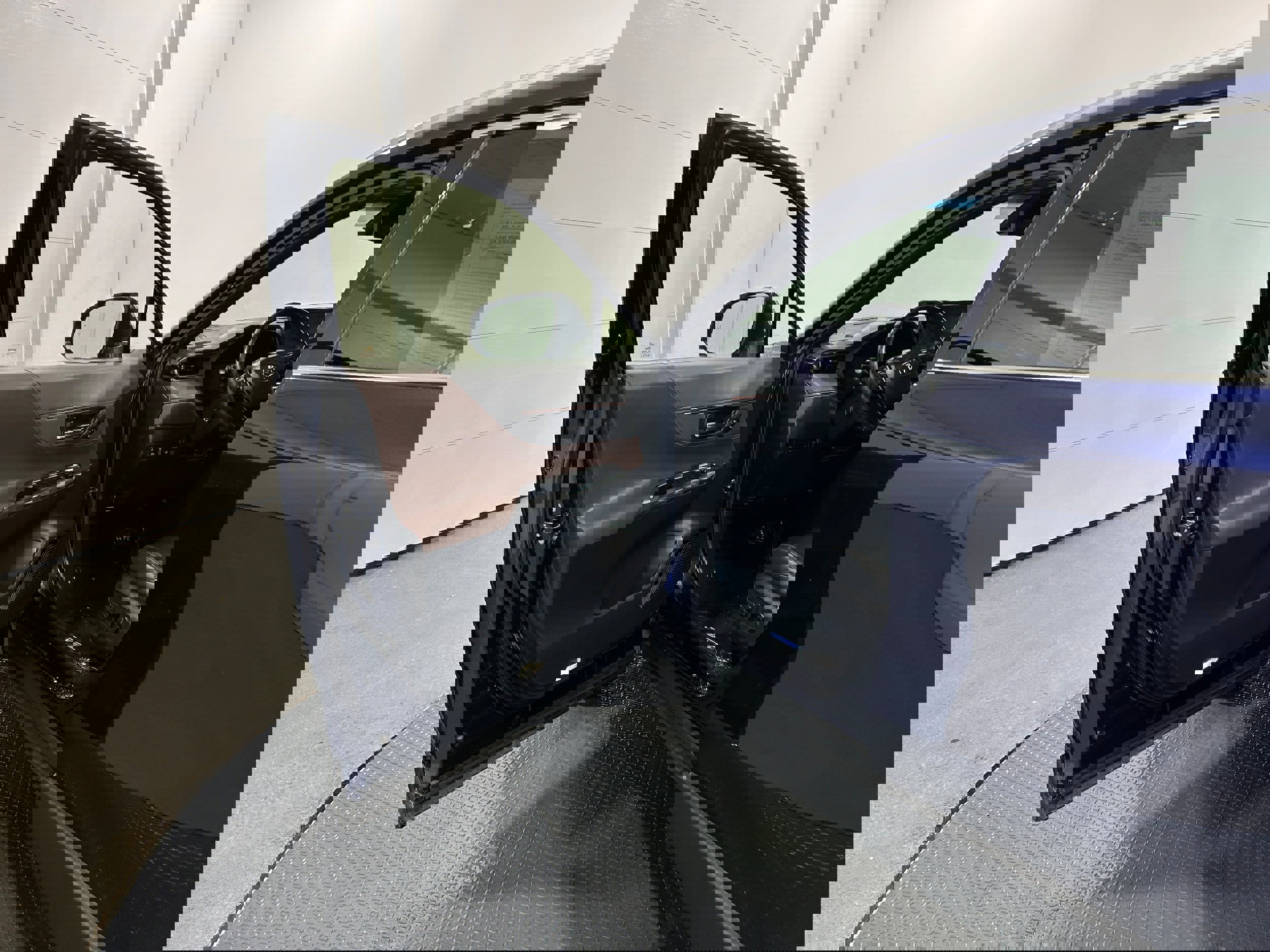 Used 2021 Toyota Venza Limited image 3