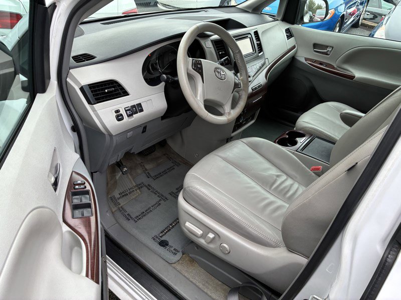 Used 2013 Toyota Sienna XLE w/ Entertainment Pkg image 7