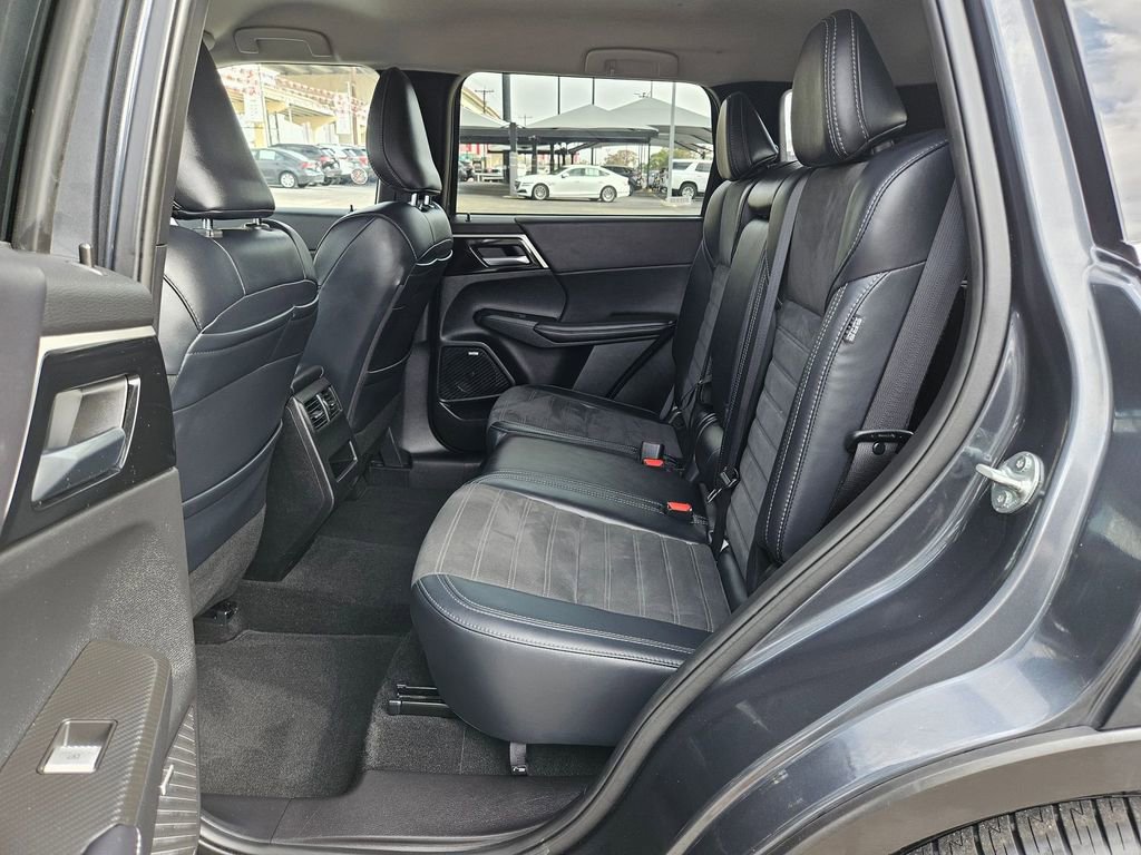 Used 2025 Mitsubishi Outlander SE image 16