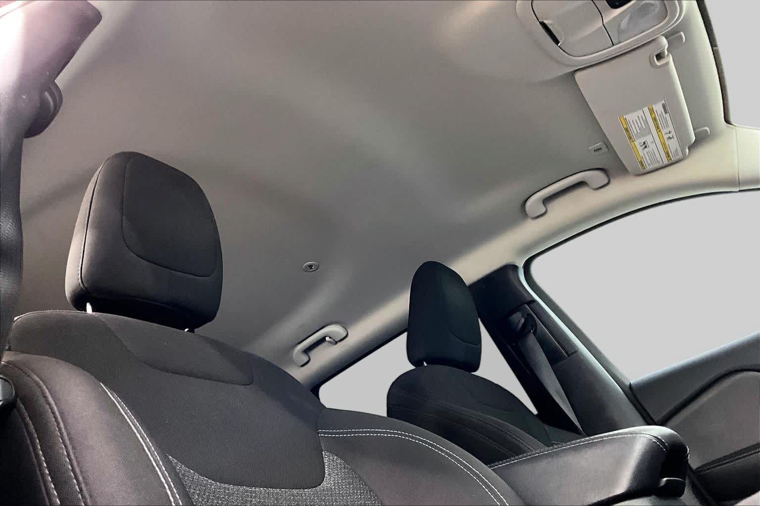 Used 2019 Jeep Cherokee Latitude w/ Cold Weather Group AWD/4WD image 14