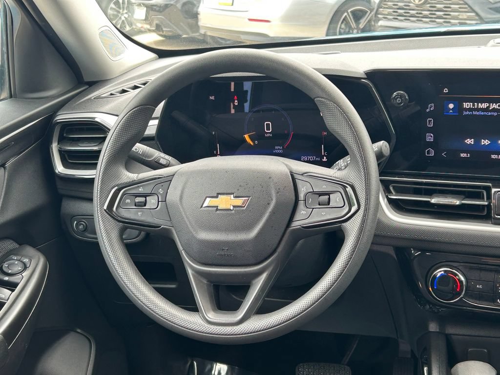 Used 2025 Chevrolet TrailBlazer LT AWD/4WD image 35