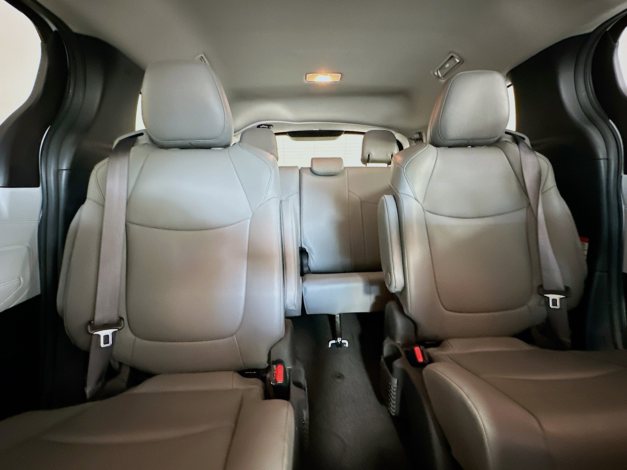Used 2025 Toyota Sienna XLE FWD image 29