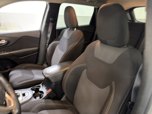 Used 2017 Jeep Cherokee Latitude w/ Cold Weather Group FWD image 5