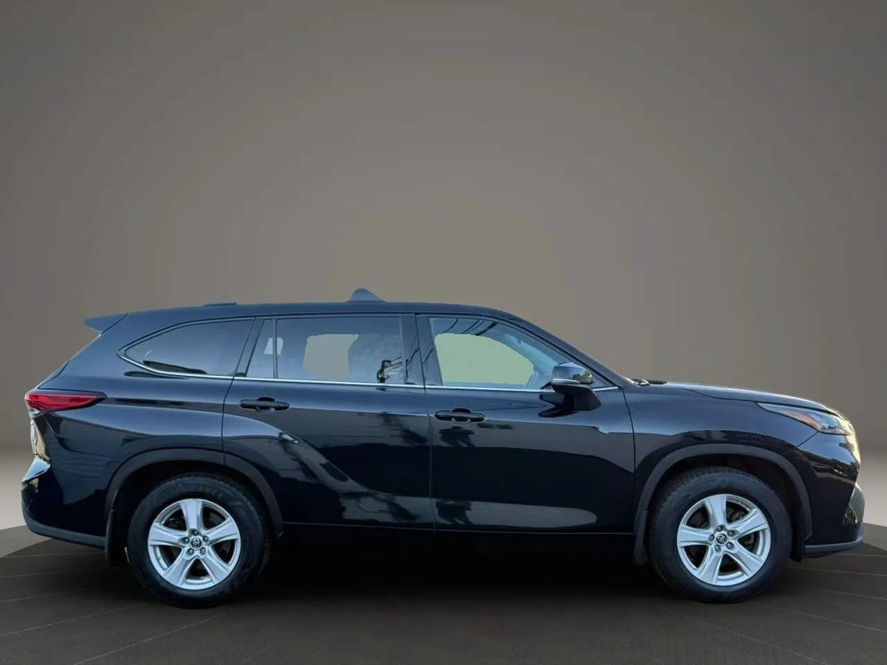 Used 2020 Toyota Highlander L AWD/4WD image 2