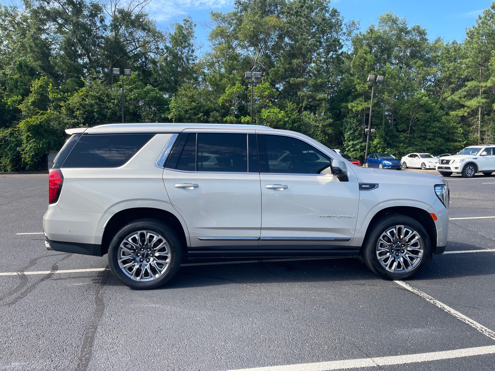 Used 2023 GMC Yukon Denali Ultimate AWD/4WD image 21