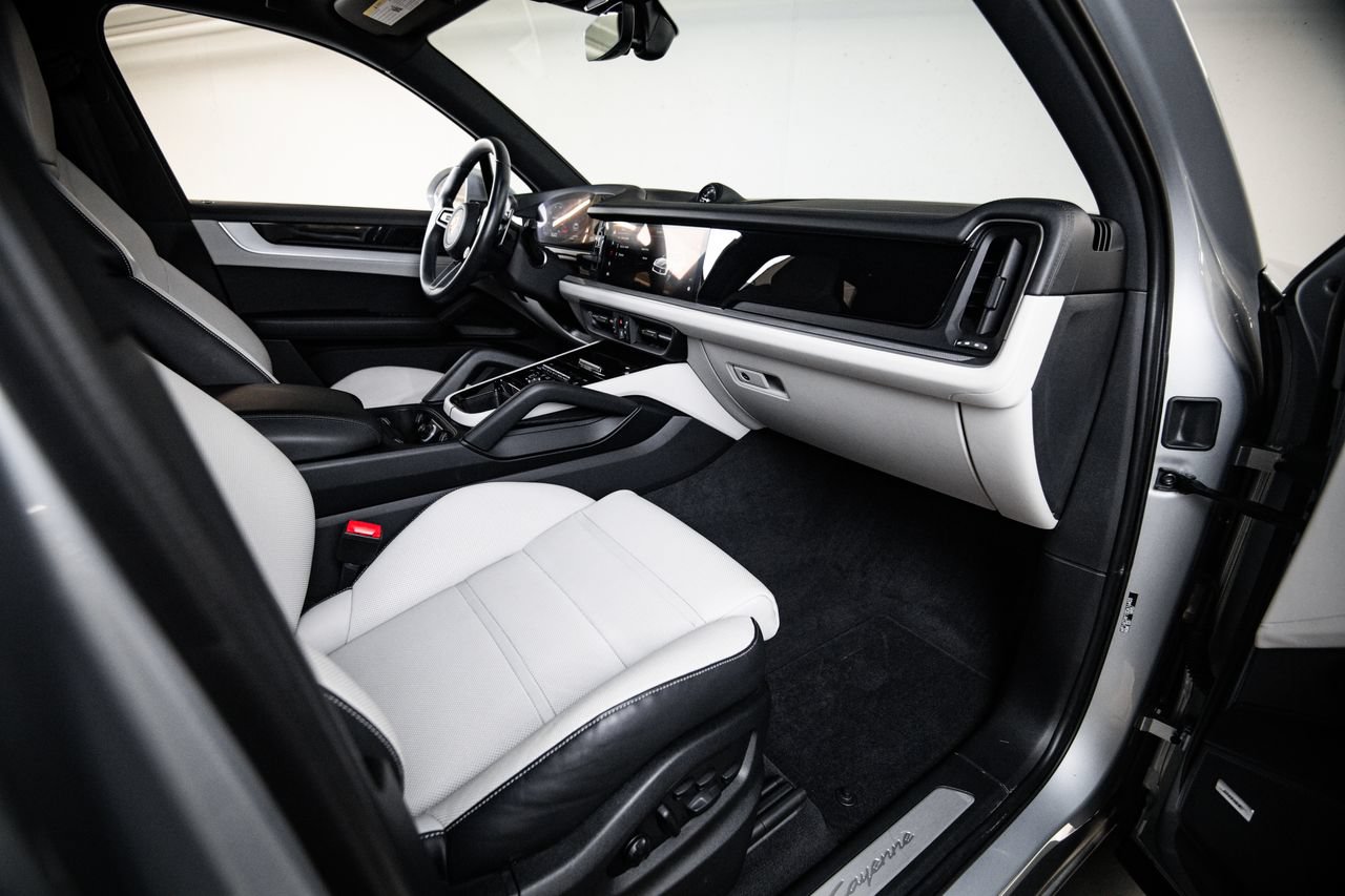Certified 2025 Porsche Cayenne E-Hybrid AWD/4WD image 28