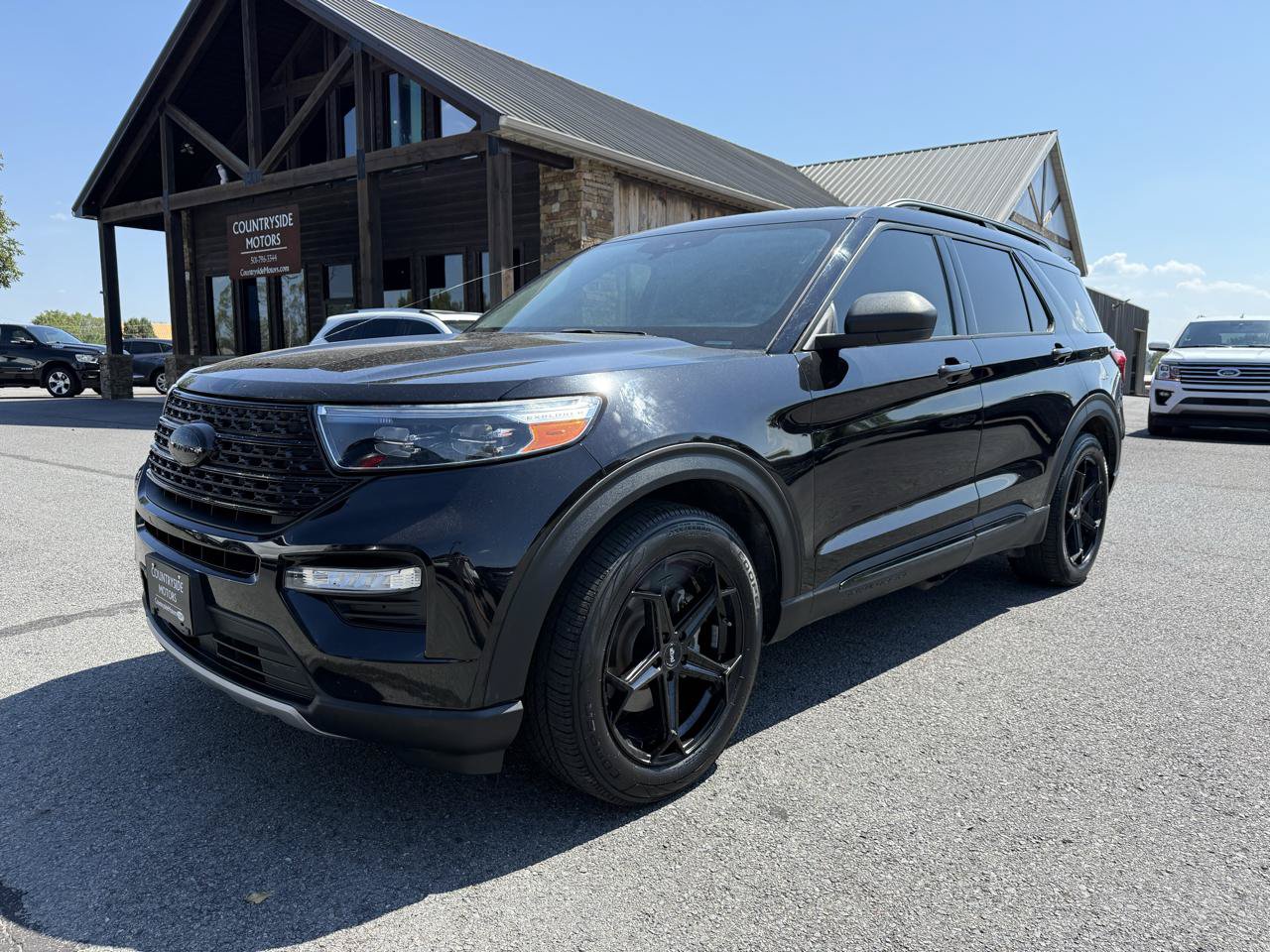 Used 2021 Ford Explorer XLT w/ Equipment Group 202A RWD image 2