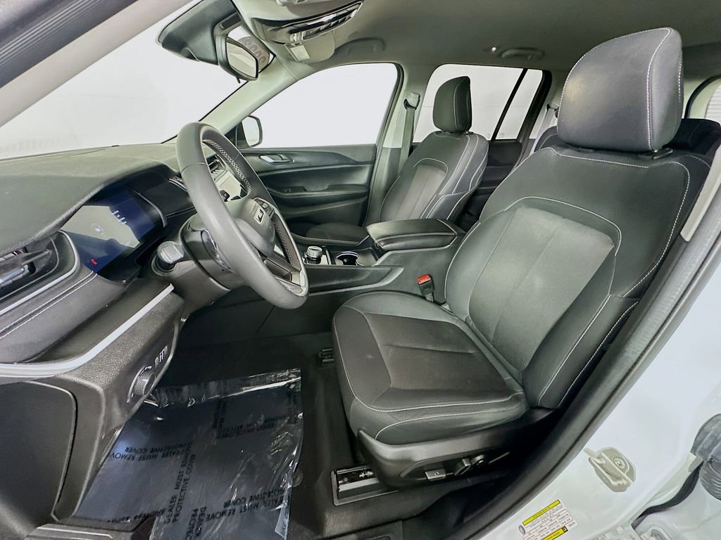 Certified 2023 Jeep Grand Cherokee Laredo image 30