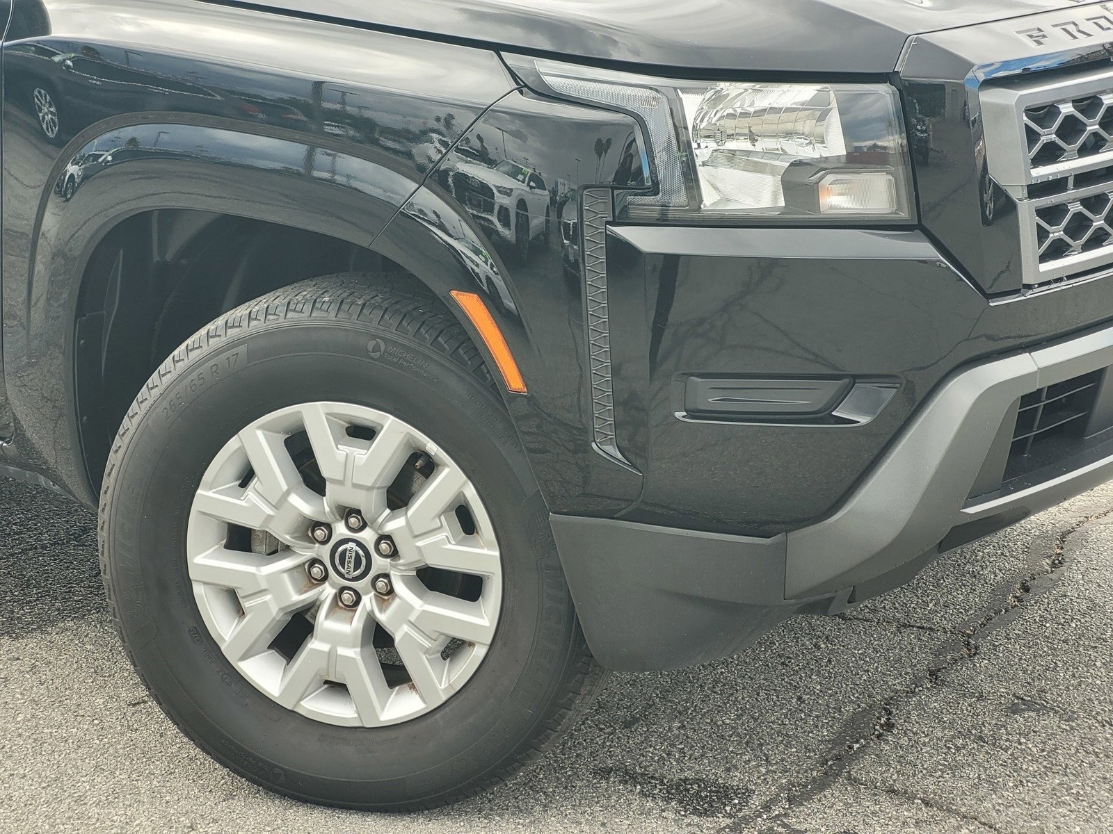 Used 2023 Nissan Frontier SV image 9