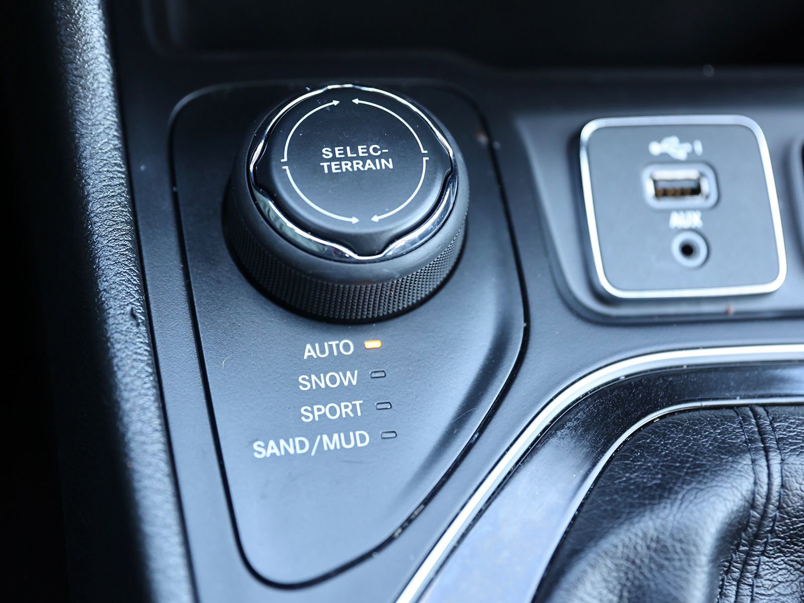 Used 2019 Jeep Cherokee Limited image 31