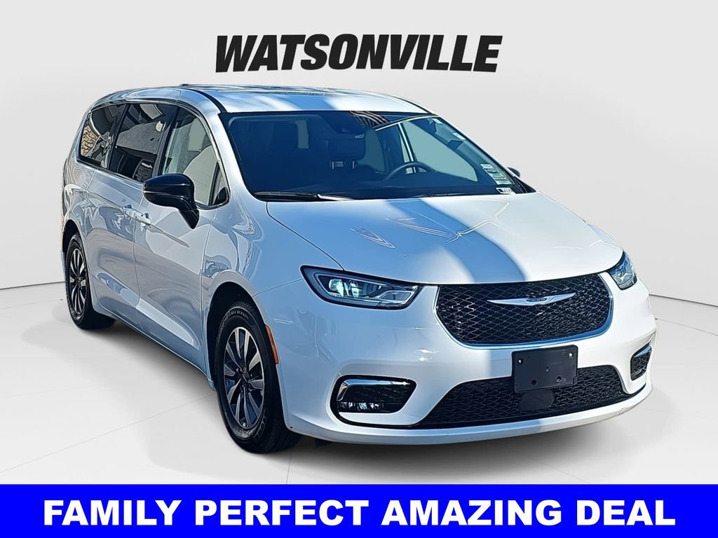 Used 2024 Chrysler Pacifica Select