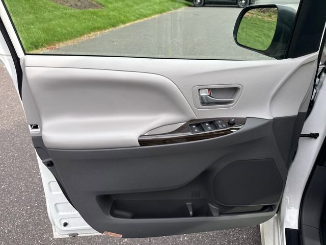 Used 2020 Toyota Sienna XLE w/ XLE Navigation Package image 24