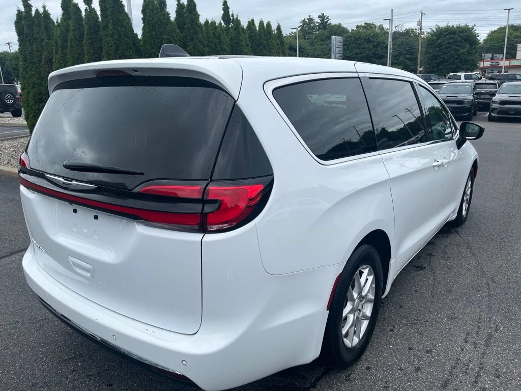 Used 2025 Chrysler Pacifica Select FWD image 3