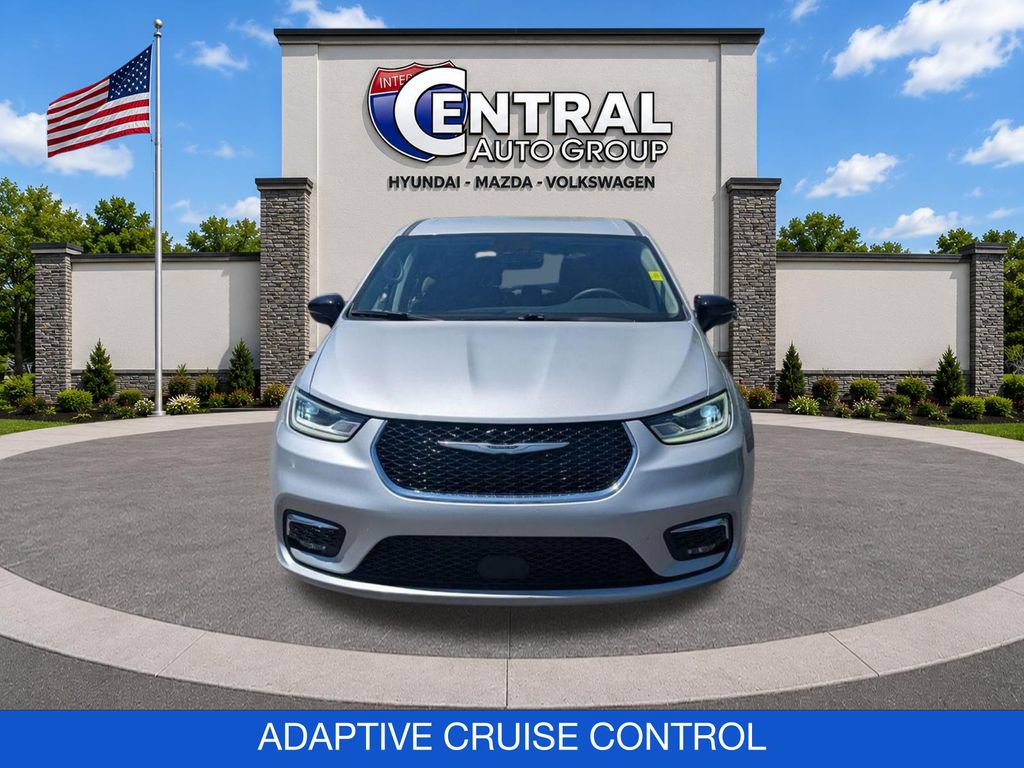 Used 2024 Chrysler Pacifica Touring-L FWD image 2