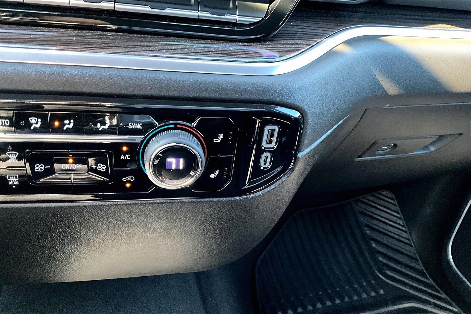 Used 2025 Chevrolet Silverado 2500 LT w/ Convenience Package image 17