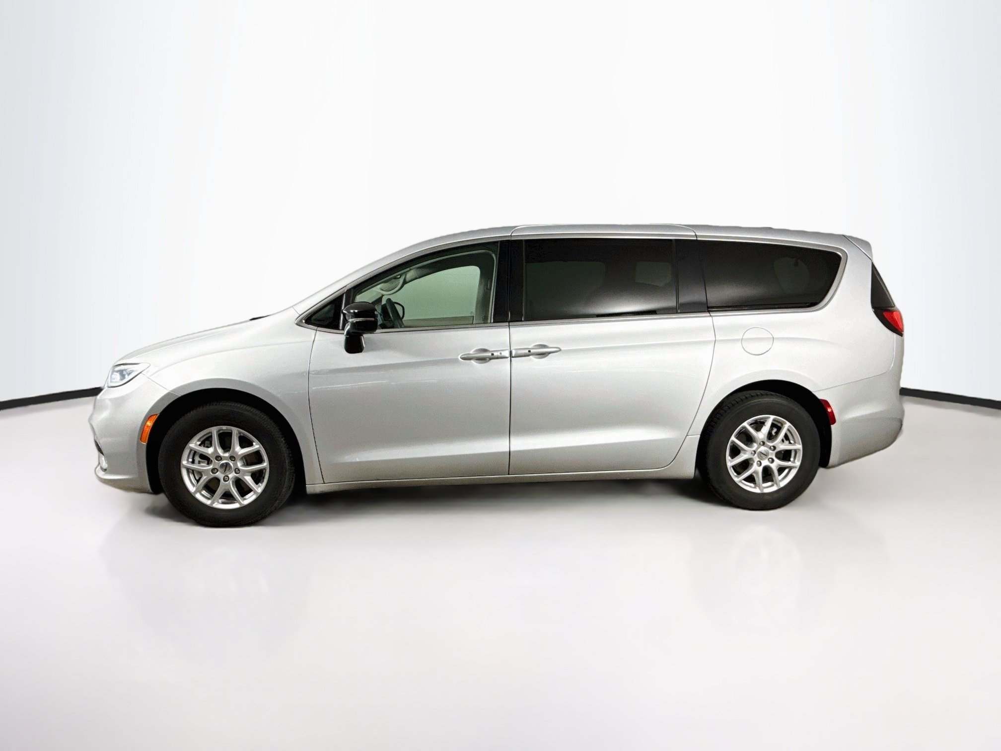Used 2024 Chrysler Pacifica Touring-L FWD image 7