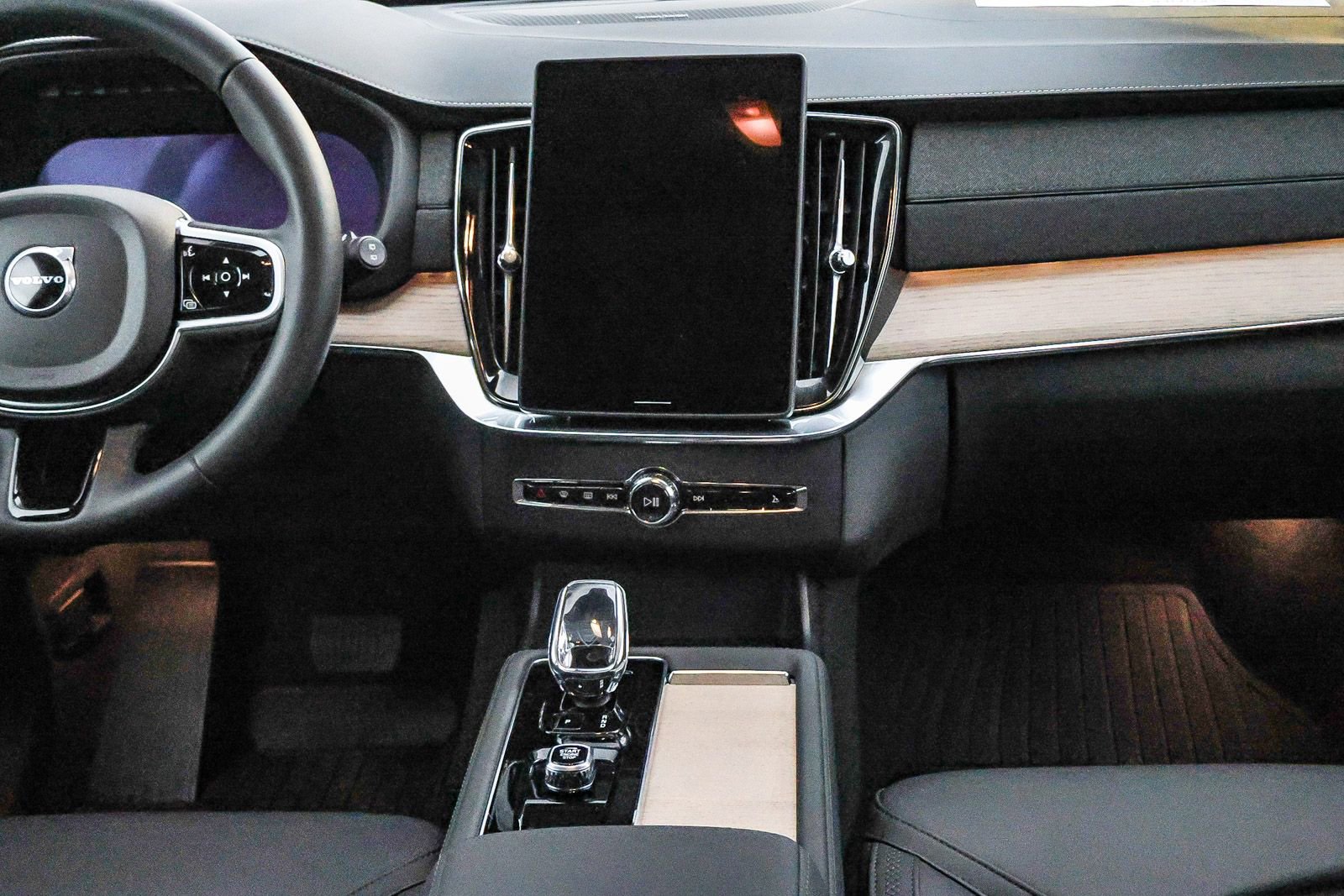 Used 2025 Volvo XC90 B6 Plus w/ Protection Package Premier image 24