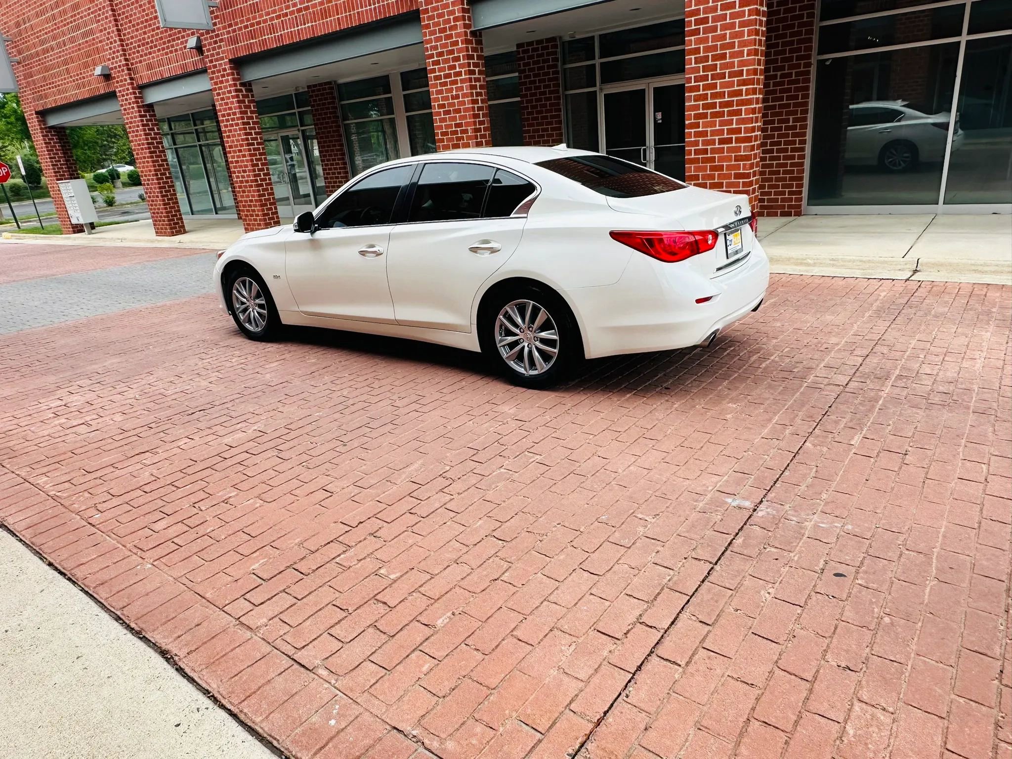 Used 2016 INFINITI Q50 2.0t w/ Moonroof Package RWD image 4