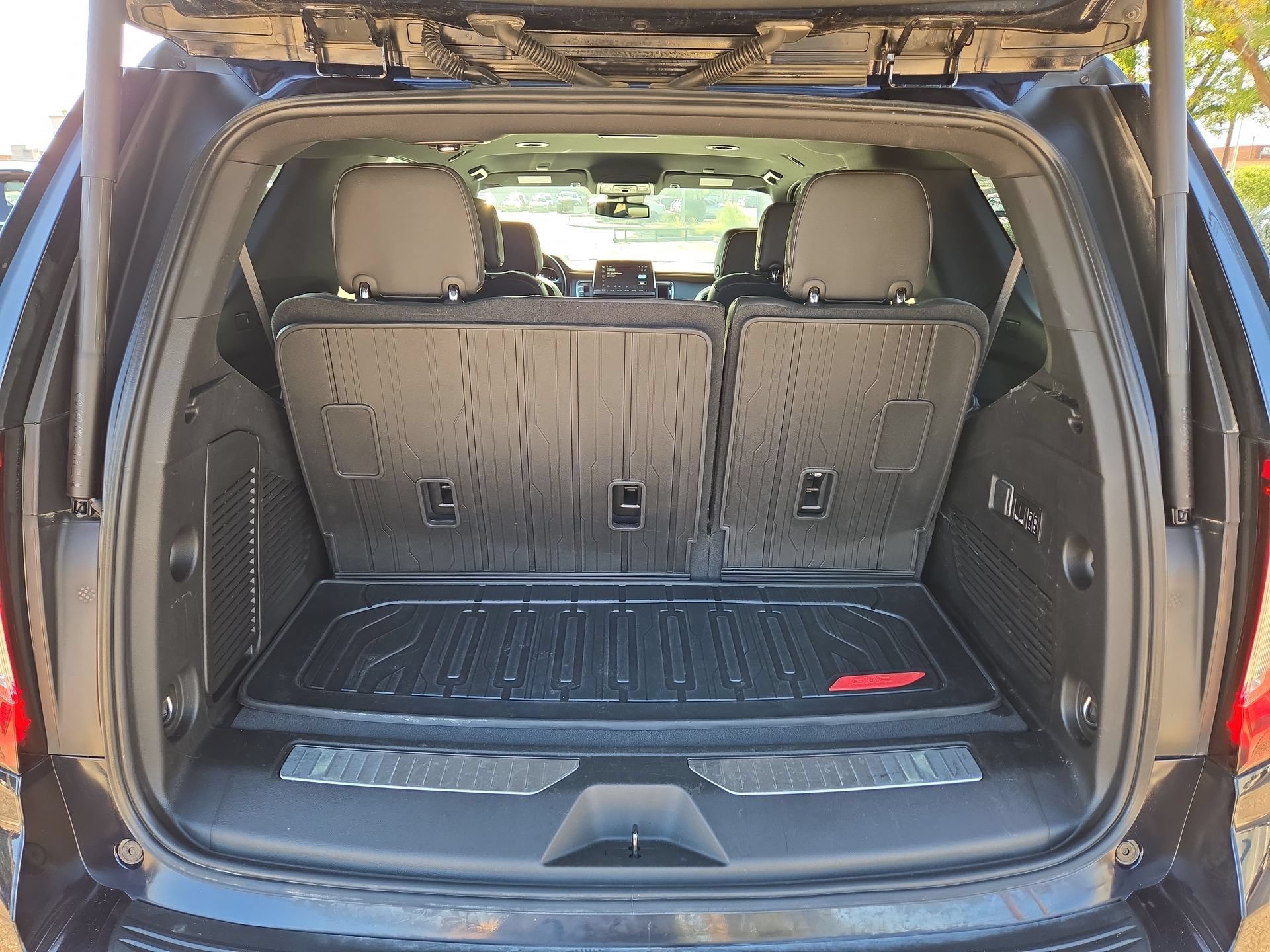 Used 2023 GMC Yukon AT4 w/ Technology Package AWD/4WD image 12