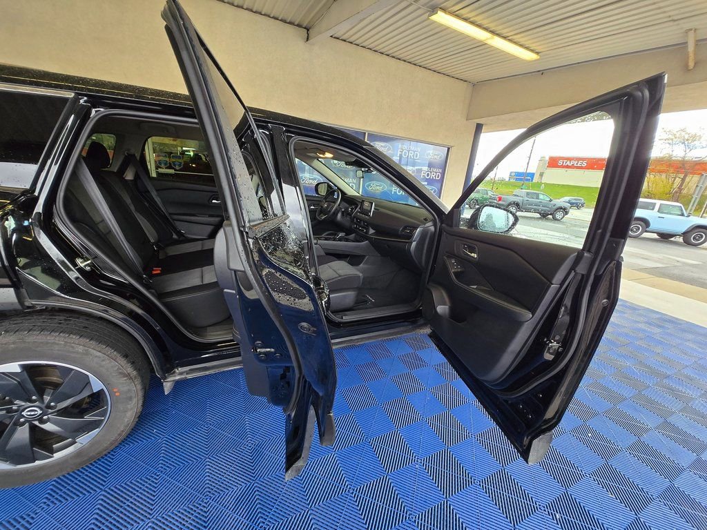 Used 2025 Nissan Rogue SV image 29