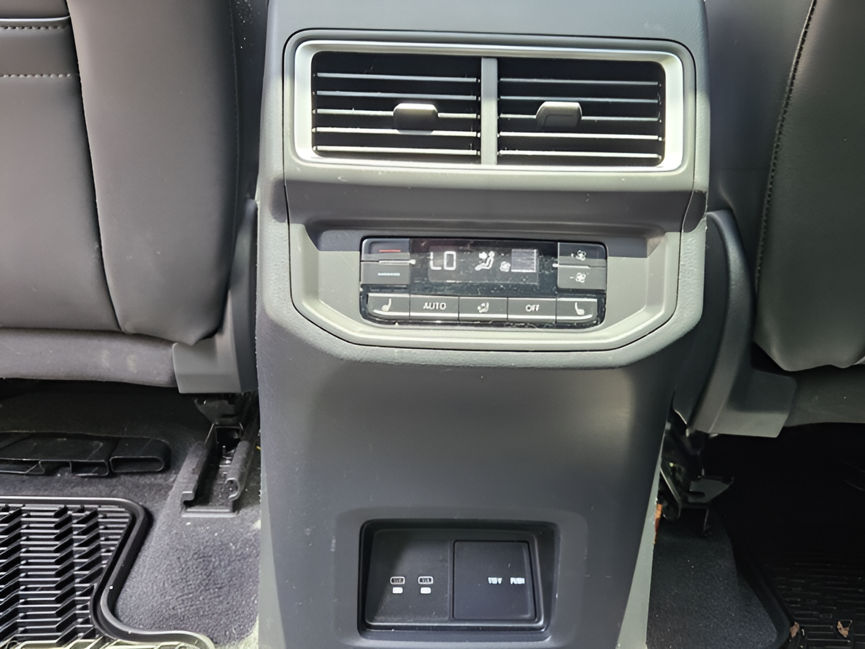 Used 2024 Volkswagen Atlas SEL AWD/4WD image 11