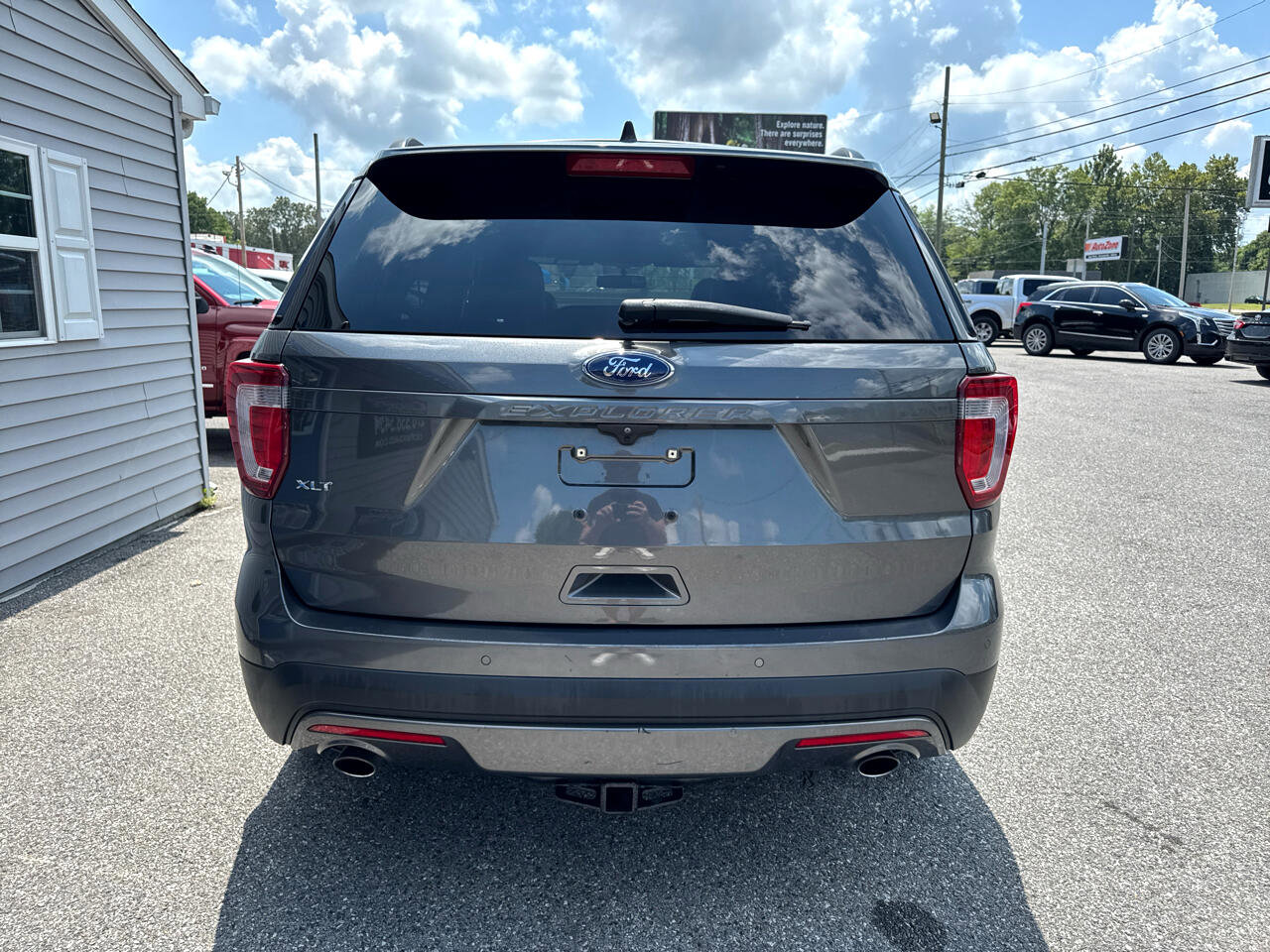 Used 2017 Ford Explorer XLT w/ Equipment Group 202A image 5