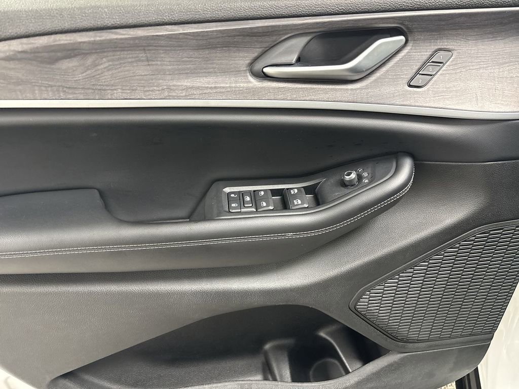 Used 2023 Jeep Grand Cherokee L Limited w/ Luxury Tech Group II image 11