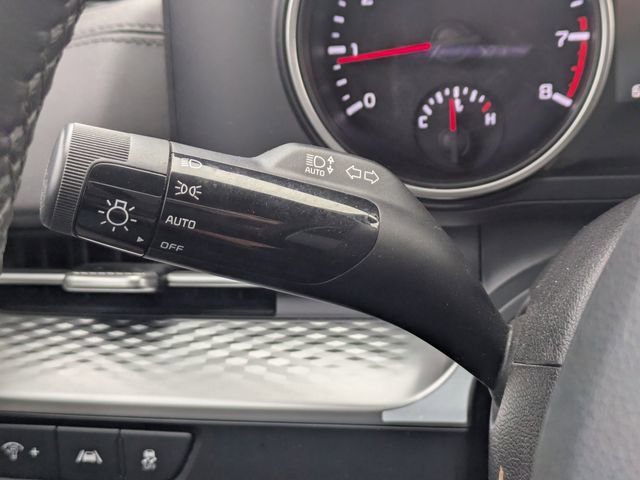 Used 2024 Kia Carnival LX FWD image 24