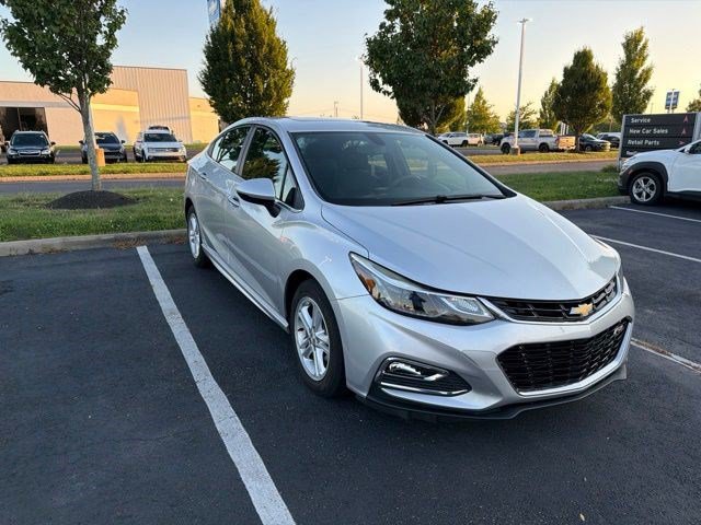 Used 2018 Chevrolet Cruze LT w/ Sun And Sound Package FWD image 9