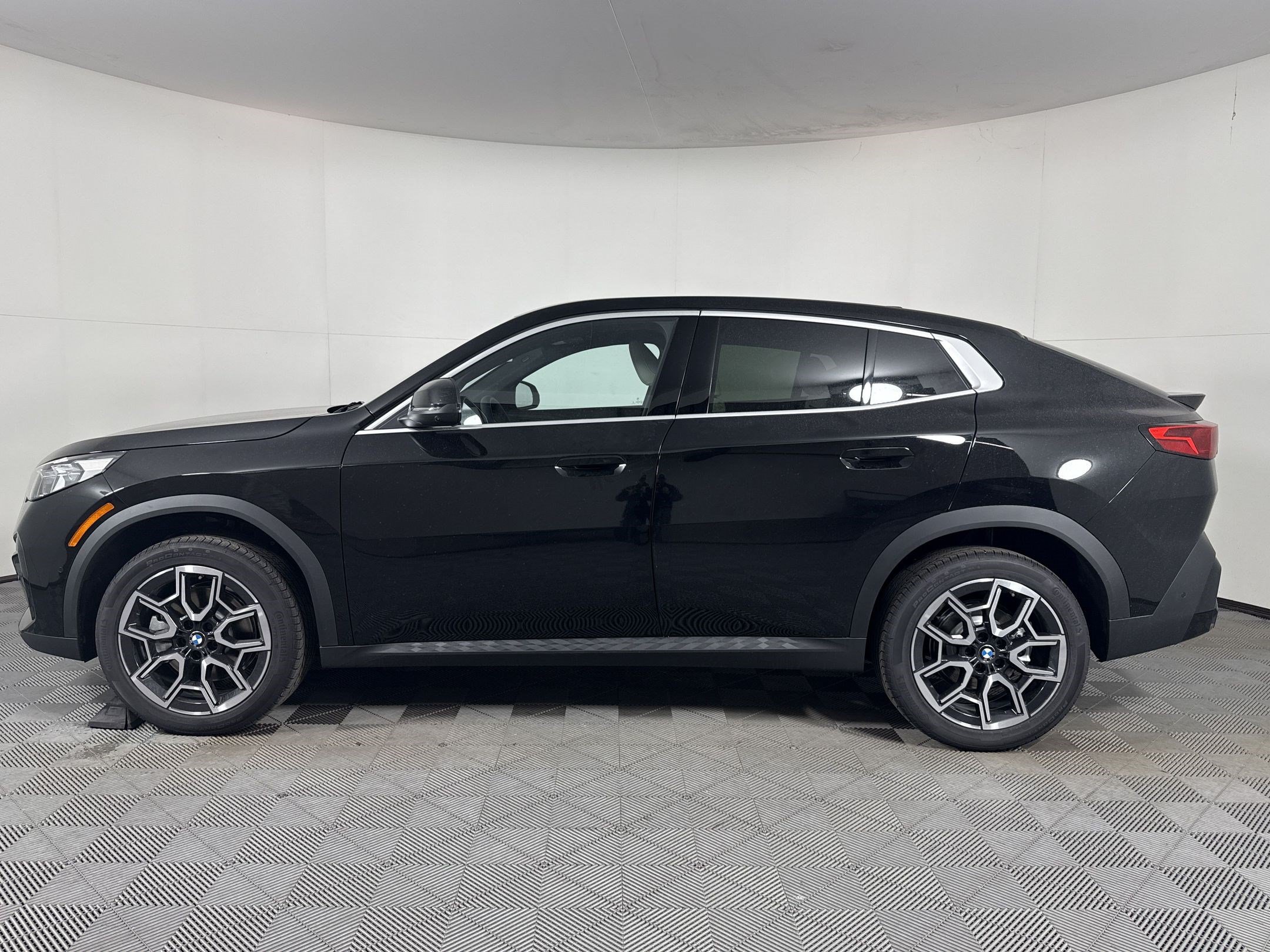 New 2026 BMW X2 xDrive28i w/ Technology Package AWD/4WD image 2