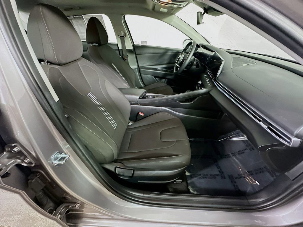 Used 2025 Hyundai Elantra SEL FWD image 12