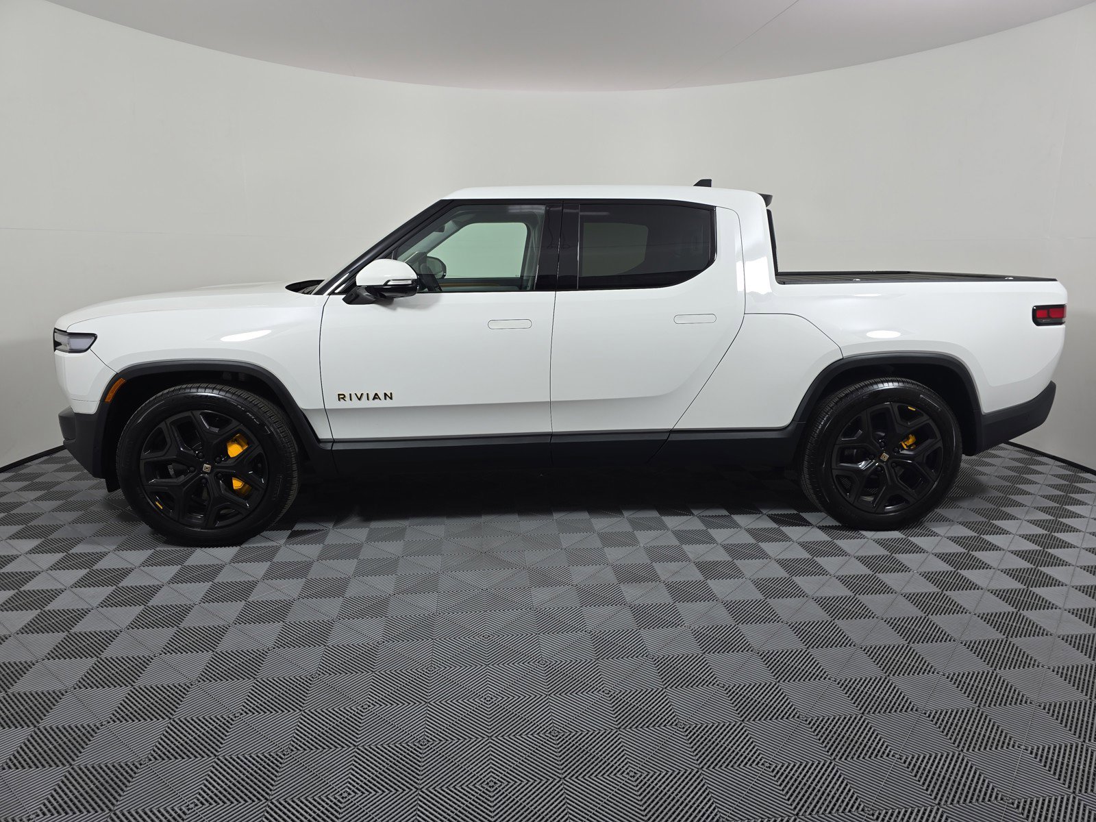 Used 2025 Rivian R1T Premium AWD/4WD image 2