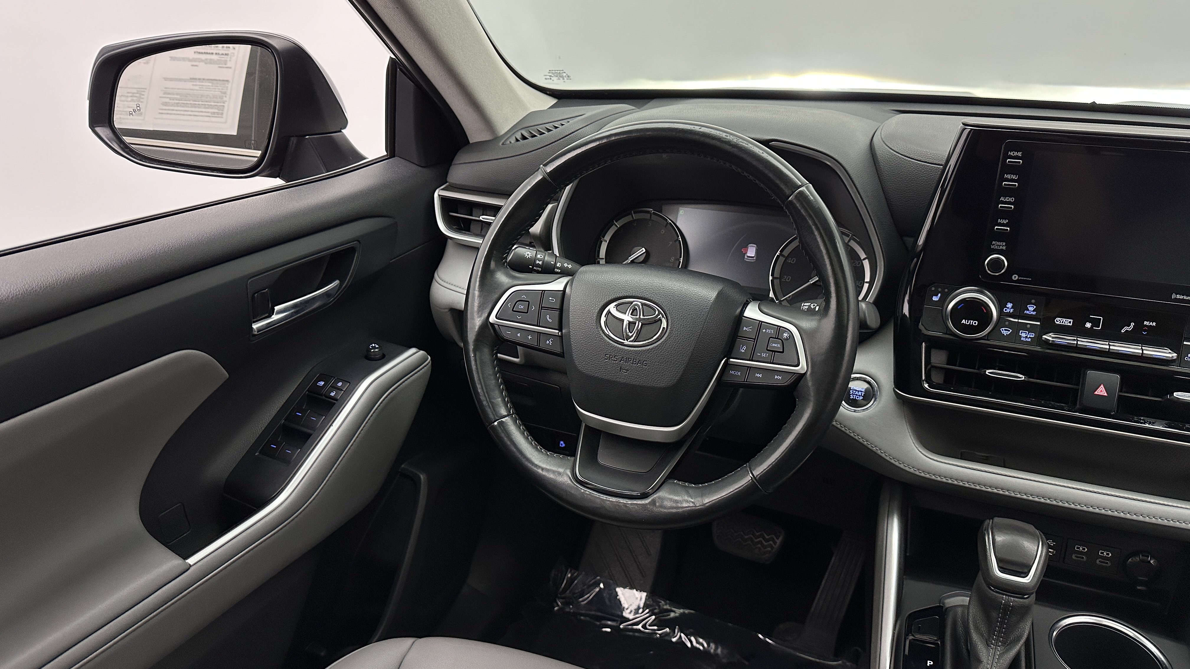 Used 2022 Toyota Highlander XLE AWD/4WD image 27