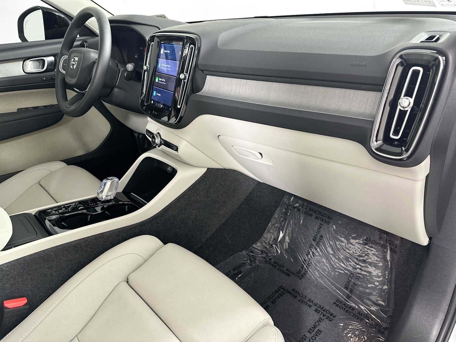 Used 2025 Volvo XC40 B5 Plus w/ Climate Package image 28