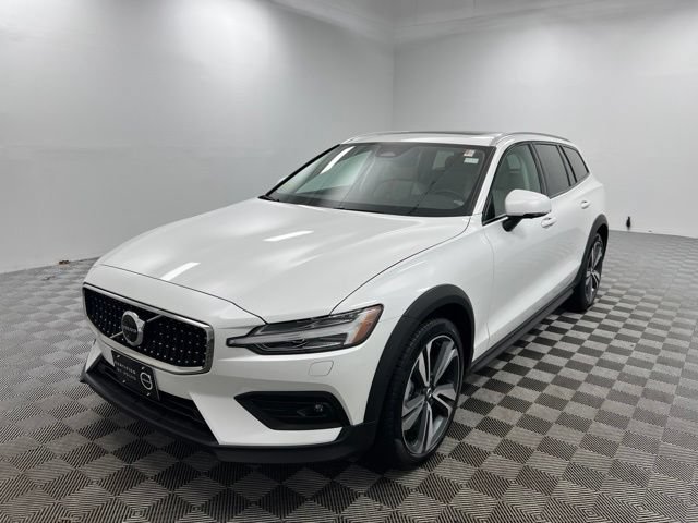Used 2025 Volvo V60 B5 Cross Country Plus w/ Protection Package Premier AWD/4WD image 2