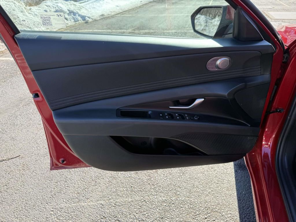 Used 2025 Hyundai Elantra Limited image 12