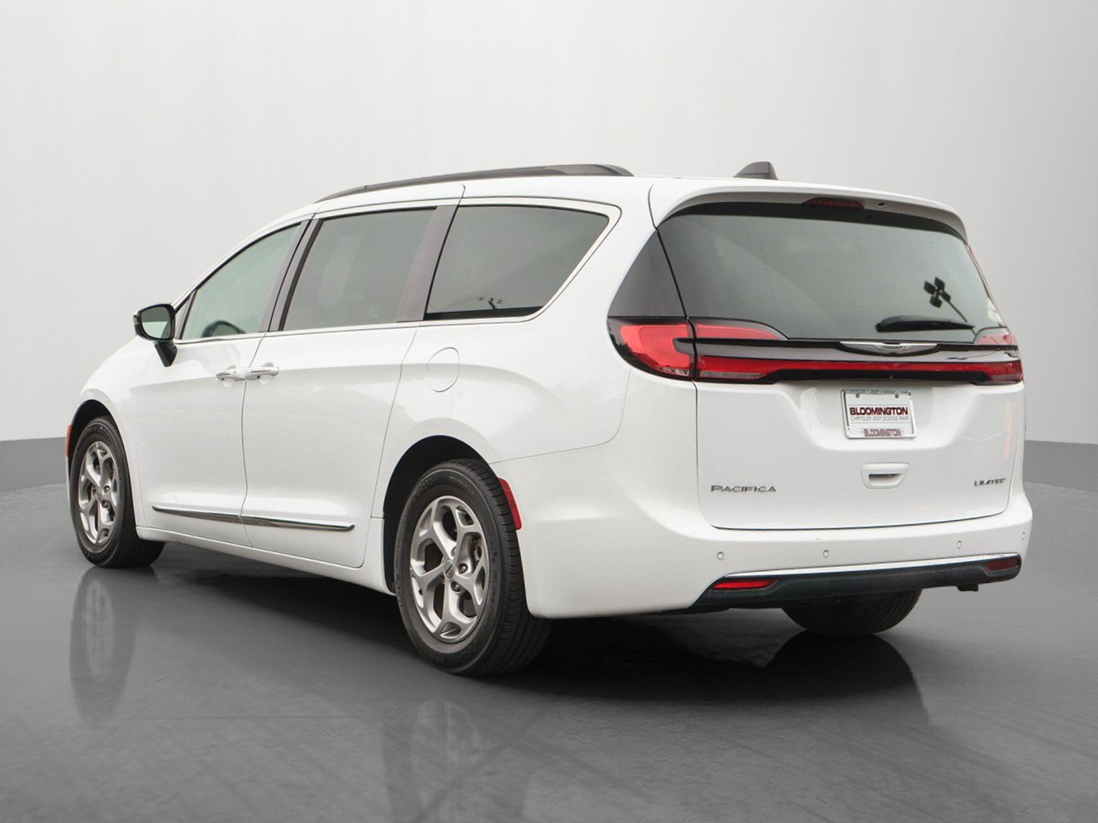 Used 2023 Chrysler Pacifica Limited FWD image 5